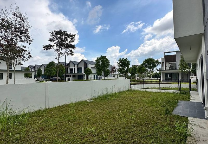 Luxura Residence @ twentyfive.7