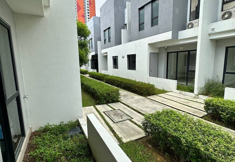 Luxura Residence @ twentyfive.7