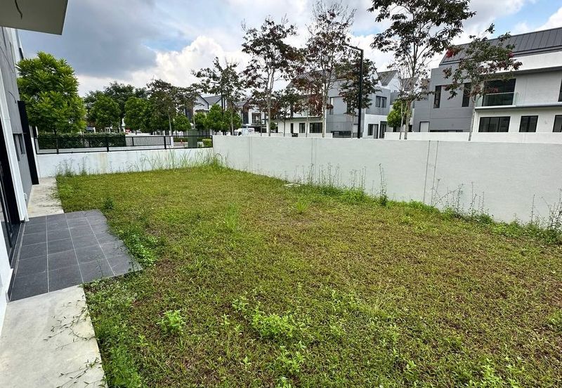 Luxura Residence @ twentyfive.7