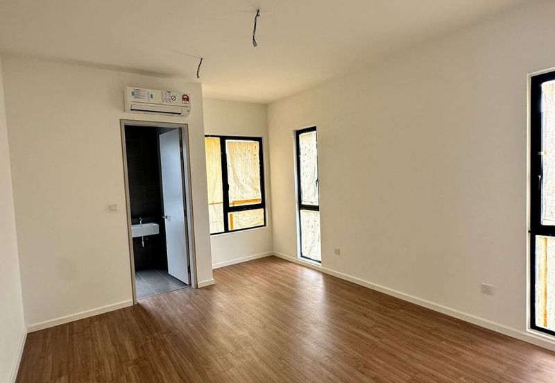 Luxura Residence @ twentyfive.7