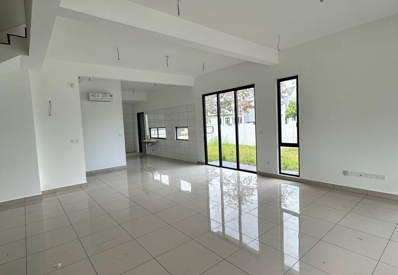 Luxura Residence @ twentyfive.7