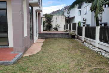 SPECIAL OFFER BIG SAFIRA BUNGALOW DOUBLE STOREY Subang Bestari