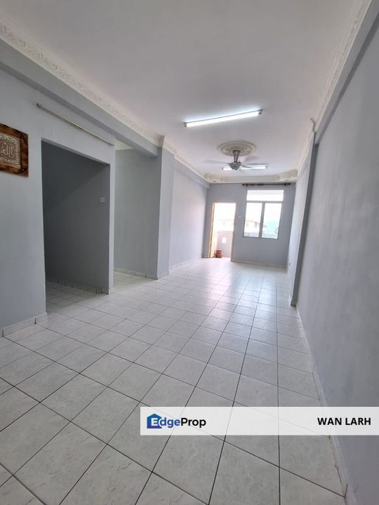 End Lot Unit Pangsapuri Cheras Utama, Cheras, Selangor with Balcony., Selangor, Cheras South