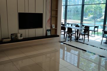 Lakefront Condominium | Emerald Hills @ Alam Damai