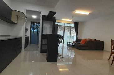 Summerglades, Perdana Lakeview West