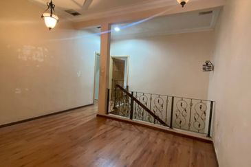 Jalan Suasana, Bandar Tun Hussein Onn