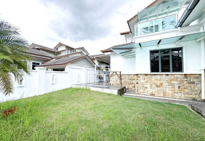 Puncak Pinggiran Putra