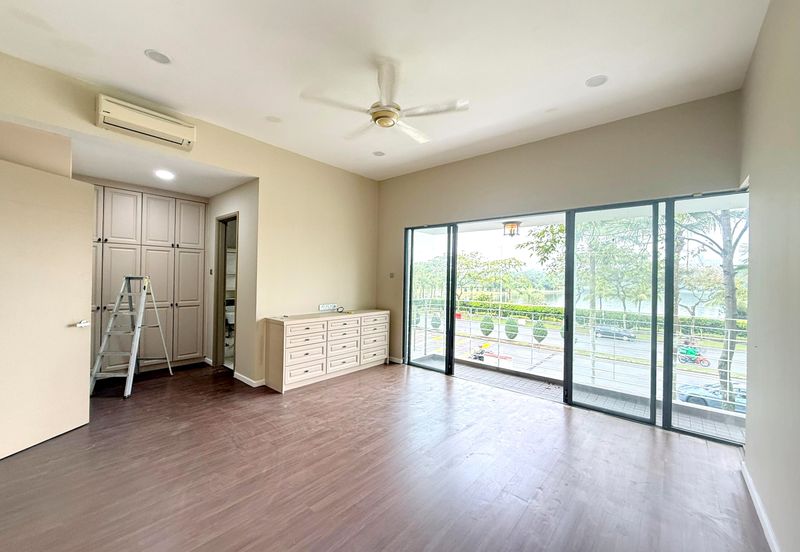 Summerglades, Perdana Lakeview West