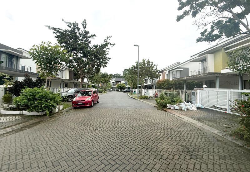 Summerglades, Perdana Lakeview West