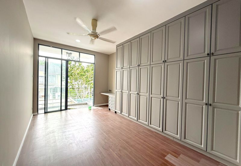 Summerglades, Perdana Lakeview West