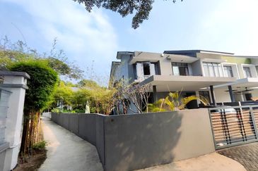 Summerglades, Perdana Lakeview West