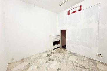 Jalan Putra Bahagia 8/4B