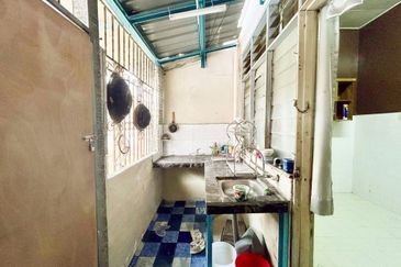 Jalan Putra Bahagia 8/4B