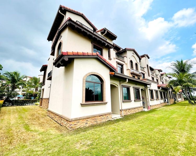 End lot Three Storey Superlink Valencia Diamond City Semenyih, Selangor, Semenyih