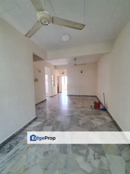 Upper unit townhouse in hot location, Selangor, Petaling Jaya