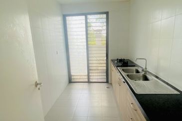 Summerglades, Perdana Lakeview West