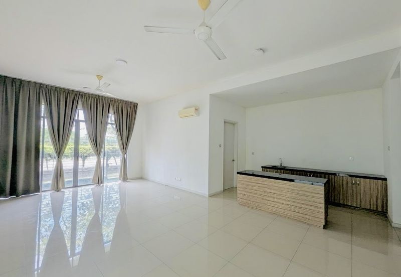 Summerglades, Perdana Lakeview West