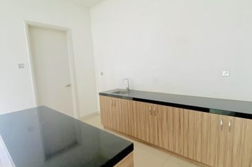 Summerglades, Perdana Lakeview West