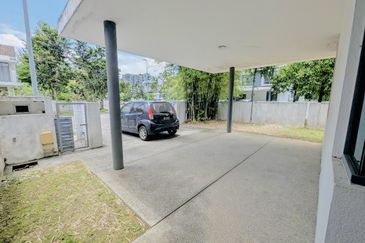 Summerglades, Perdana Lakeview West