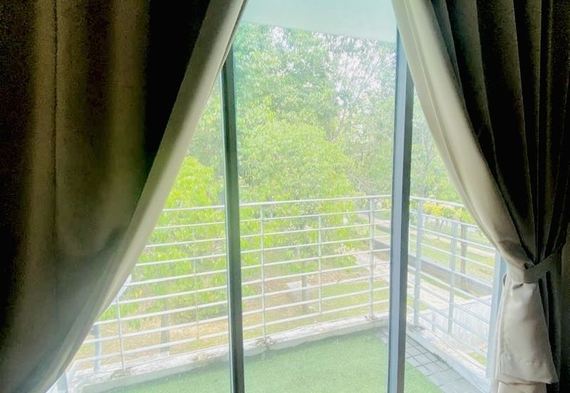 Summerglades, Perdana Lakeview West