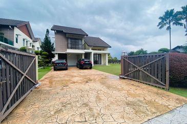  [CORNER LOT & SPACIOUS LAND] Double Storey Bungalow @ Subang Bestari 