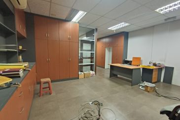 Nice Renovation Ground Floor Shop Lot For Rent 