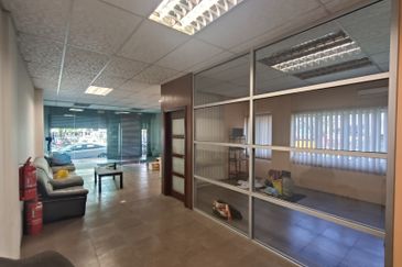 Nice Renovation Ground Floor Shop Lot For Rent 