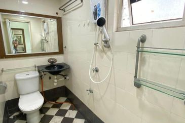 Bangunan Duta Impian (The Embassy Suites)