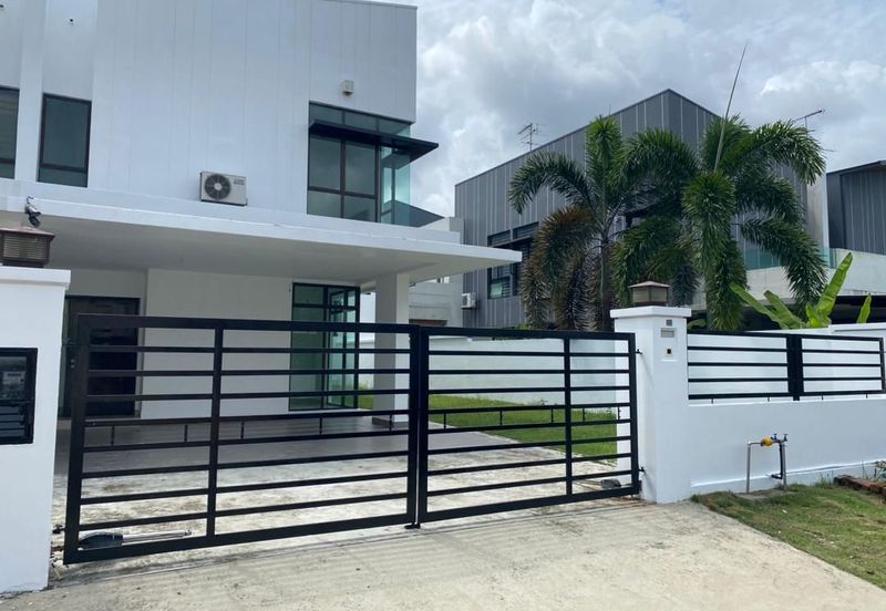 Maple Red, Adda Heights