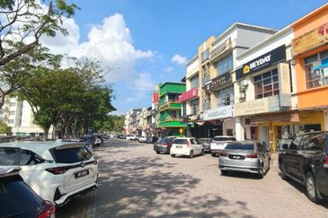 Jalan Austin Heights