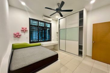 Maple Red, Adda Heights