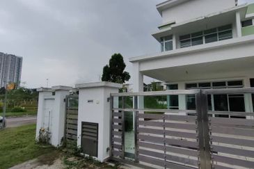 Double Storey Cluster Corner House Lot Taman Kempas Utama Johor Bahru For Sale