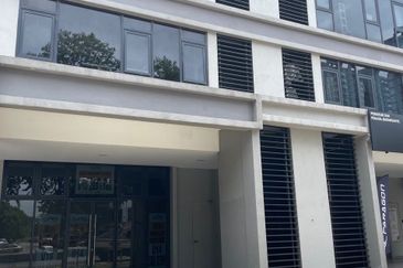 Below Market!! Triple Storey Shop Office@GEO Bukit Rimau!! AAA Stock Worth to Invest!! 