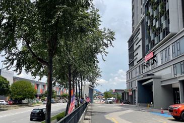 Below Market!! Triple Storey Shop Office@GEO Bukit Rimau!! AAA Stock Worth to Invest!! 