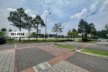 Below Market Price!! Facing Main Road End Lot Double Storey Shop Office Eco Somerset @ Eco Sanctuary