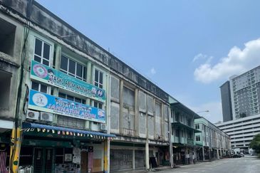 FULLY TENANTED!! Triple Storey Shoplot, Taman Seroja, Sepang