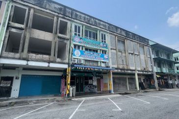 FULLY TENANTED!! Triple Storey Shoplot, Taman Seroja, Sepang