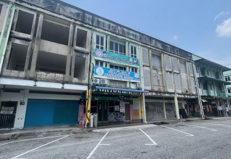 FULLY TENANTED!! Triple Storey Shoplot, Taman Seroja, Sepang