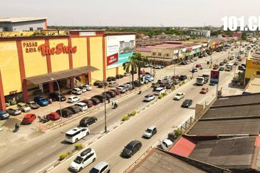 Hot Area!! FACING MAINROAD!! 2 Adjoining Unit For Sale Double Storey Shoplot @ Pekan Banting (Jln Sultan Abdul Samad