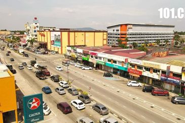 Hot Area!! FACING MAINROAD!! 2 Adjoining Unit For Sale Double Storey Shoplot @ Pekan Banting (Jln Sultan Abdul Samad