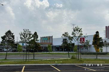 FACING SHOP!! Ground Floor Shoplot @ IJM Rimbayu Uptown Square (U2) Telok Panglima Garang For Rent