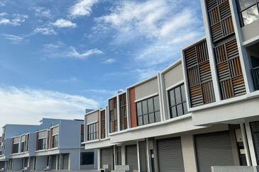 Dual Frontage!! CORNER Triple Storey Shoplot@IJM Rimbayu Uptown Square Kota Kemuning For Rent