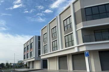 Dual Frontage!! CORNER Triple Storey Shoplot@IJM Rimbayu Uptown Square Kota Kemuning For Rent