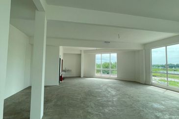 CORNER (First Floor & Second Floor) 3 Storey Shop @ Pusat Perdagangan Banting, Jalan Cemerlang For Rent
