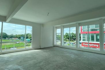 CORNER (First Floor & Second Floor) 3 Storey Shop @ Pusat Perdagangan Banting, Jalan Cemerlang For Rent