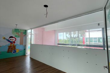 CORNER (First Floor & Second Floor) 3 Storey Shop @ Pusat Perdagangan Banting, Jalan Cemerlang For Rent