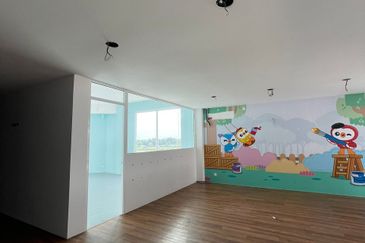 CORNER (First Floor & Second Floor) 3 Storey Shop @ Pusat Perdagangan Banting, Jalan Cemerlang For Rent