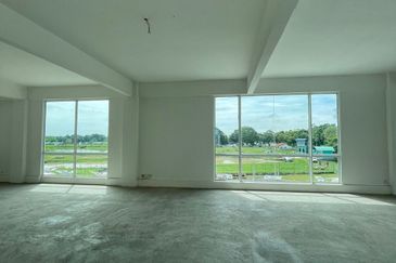 CORNER (First Floor & Second Floor) 3 Storey Shop @ Pusat Perdagangan Banting, Jalan Cemerlang For Rent