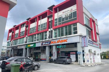 CORNER (First Floor & Second Floor) 3 Storey Shop @ Pusat Perdagangan Banting, Jalan Cemerlang For Rent