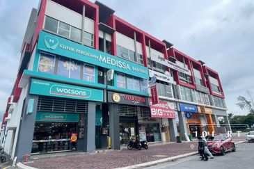 CORNER (First Floor & Second Floor) 3 Storey Shop @ Pusat Perdagangan Banting, Jalan Cemerlang For Rent
